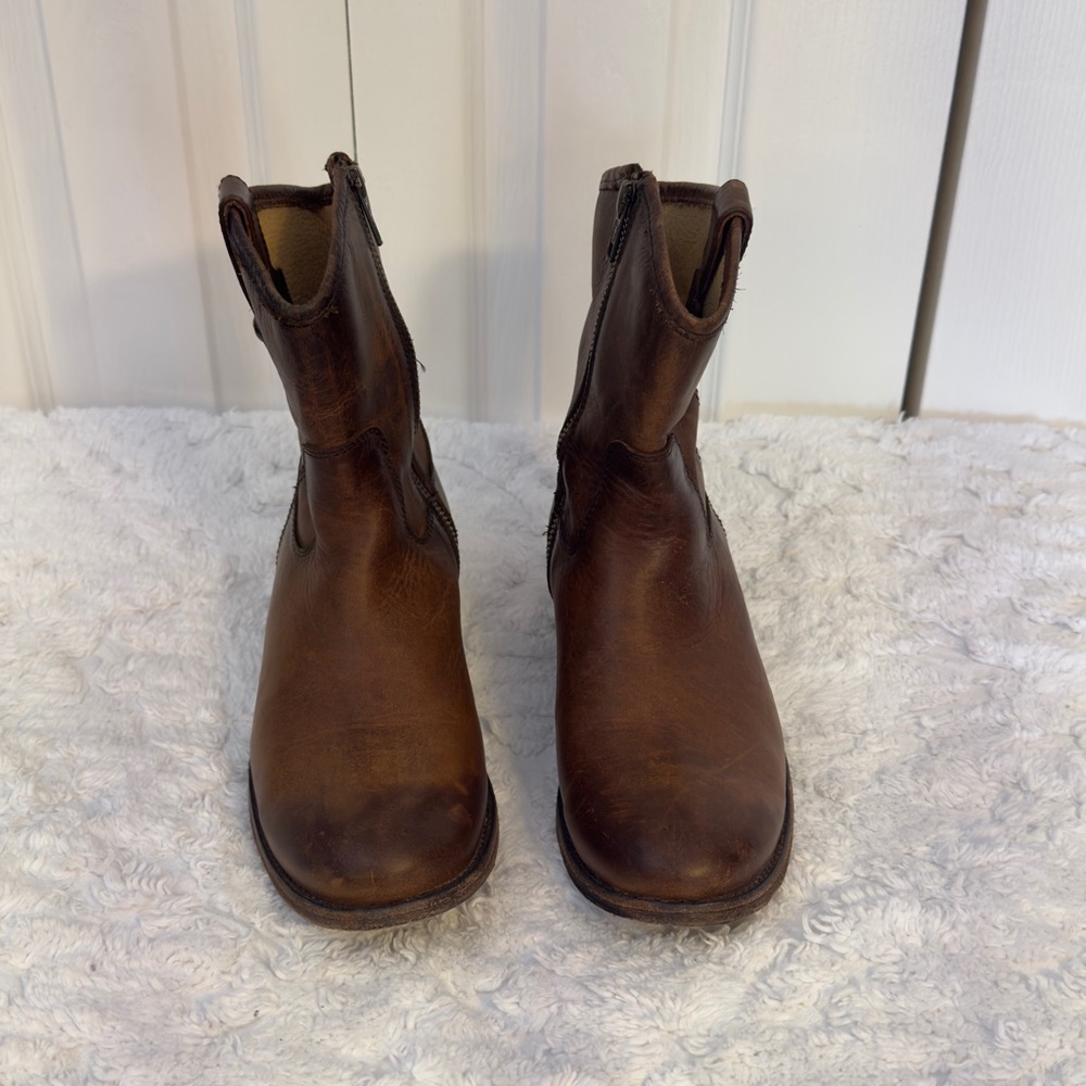 Frye Melissa Button Short Boot. Distressed leather. 8 B. Gently worn - Picture 5 of 13